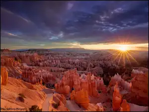 Utah, Park Narodowy Bryce Canyon, Chmury, Stany Zjednoczone, Promienie, Wschód słońca, Skały