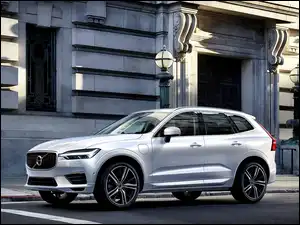 Volvo XC60 z 2017 roku na tle budynku