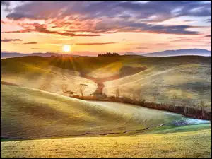 Włochy, Wzgórza, Abruzja, Villamagna, Prowincja Chieti, Pola, Trawa, Wschód słońca, Drzewa