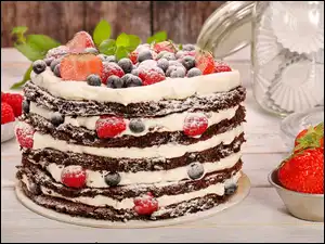 Smakowite ciasto z kremem i owocami