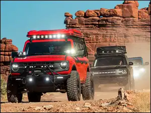 Trzy Fordy Bronco