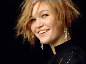 Julia Stiles, uśmiechnięta