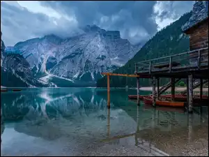 Jezioro Pragser Wildsee z domem w Dolomitach