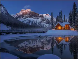 Jezioro, Dom, Góry, Oświetlony, Alberta, Drzewa, Emerald Lake, Kanada, Zima, Park Narodowy Yoho, Odbicie