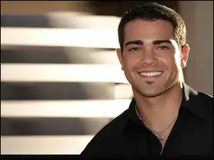 łańcuszek, Jesse Metcalfe, czarna koszula