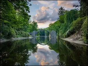 Drzewa, Niemcy, Most łukowy, Chmury, Park Rododendronów Kromlau, Jezioro Rakotz, Odbicie, Kamienny