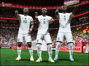 Trzech piłkarzy w białych strojach na boisku z gry FIFA 2023