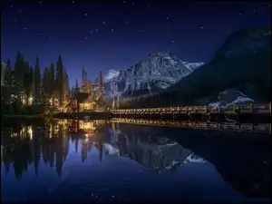 Jezioro, Park Narodowy Yoho, Dom, Most, Kolumbia Brytyjska, Noc, Emerald Lake, Kanada, Oświetlony, Góry, Odbicie
