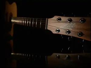 Gitara w rozmyciu na czarnym tle