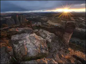 Smith Rock State Park, Góry, Dolina, Stan Oregon, Skały, Promienie słońca, Stany Zjednoczone, Rzeka