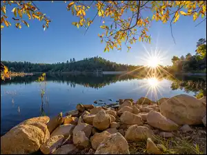 Stany Zjednoczone, Gałęzie, Prescott, Drzewa, Promienie słońca, Zachód słońca, Goldwater Lake, Jezioro, Kamienie, Stan Arizona
