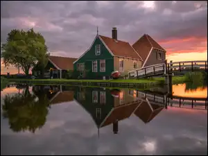 Chmury, Wiatrak, Drzewa, Most, Skansen Zaanse Schans, Holandia, Kanał, Miejscowość Zaandam, Rzeka, Domy