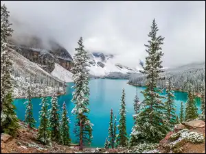 Jezioro Moraine Lake w Parku Narodowym Banff w zimie