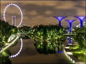 Wieczorne światła w garden by the Bay w Singapurze