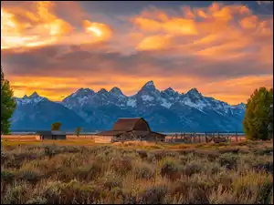 Stany Zjednoczone, Chmury, Park Narodowy Grand Teton, Zachód słońca, Chata, Drewniana, Góry Teton Range, Stodoła, Drzewa, Stan Wyoming