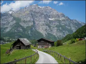 Domy w kantonie Glarus w Szwajcarii