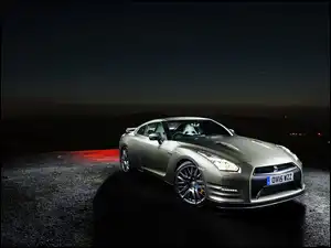 Nissan, Samochód