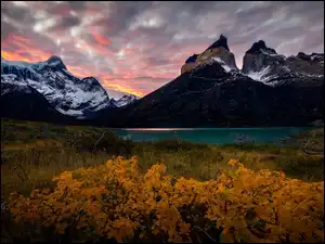 Masyw, Jezioro, Zachód słońca, Chmury, Góry, Patagonia, Torres del Paine, Jesień, Park Narodowy Torres del Paine, Cordillera del Paine, Chile