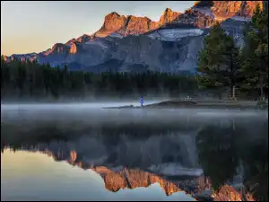 Odbicie, Góry, Mgła, Park Narodowy Banff, Jezioro, Drzewa, Kanada, Two Jack Lake