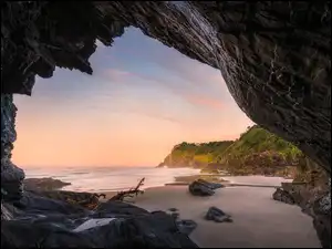 Widok na morze z jaskini skalnej w zatoce Byron Bay
