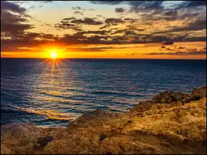 Zachód słońca, Morze Śródziemne, Skały, Malta, Chmury, Mgarr