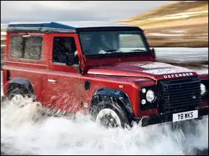 Land Rover Defender Works V8 w wodzie