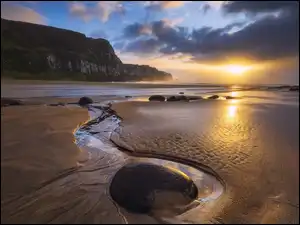 Nowa Zelandia, Wybrzeże, Purakaunui Bay, Plaża, Zatoka, Zachód słońca, Chmury, Morze, Góry