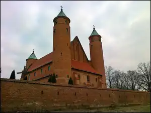 Brochów, Kościół, Obronny