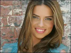 Mur, Adriana Lima, Uśmiech