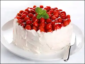 bita śmietana, tort, truskawki