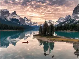 Wyspa Ducha na jeziorze Maligne Lake w górach