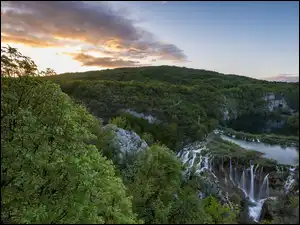 Drzewa, Chorwacja, Wodospad, Lasy, Park Narodowy Jezior Plitwickich, Skały, Zachód słońca, Jeziora