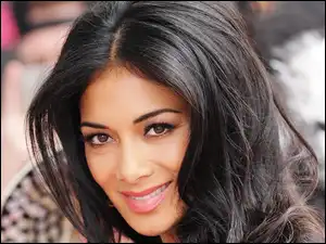 Nicole Scherzinger, Uśmiechnięta