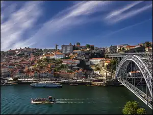 Most i statki na rzece Duero w Porto