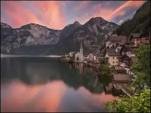 Miasteczko Hallstatt nad jeziorem