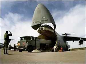 C-5 Galaxy, Samolot, Transportowy, Wyładunek