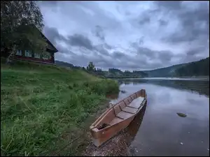 Rosja, Skarpa, Kraj Permski, Wieś Kyn, Rzeka Czusowaja, Drewniany, Dom, Łódka, Drzewo