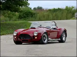 Bordowe auto Shelby cobra 427 roadster z 1966 roku