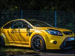 Ford Focus pod ogrodzeniem
