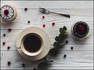 Na stole kawa z czekoladowymi ciasteczkami