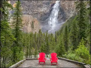 Widok z tarasu na wodospad Takkakaw Falls