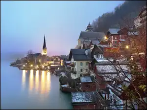 Jezioro Hallstattersee, Miasto Hallstatt, Mgła, Austria, Alpy, Kościół, Domy
