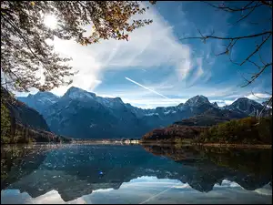 Drzewa, Austria, Dolina Almtal, Promienie słońca, Góry, Jezioro Almsee, Chmury, Alpy
