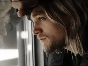 Charlie Hunnam, Zamyślony, Mężczyzna