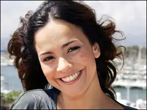 Uśmiech, Aktorka, Alice Braga