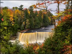Rzeka i wodospad Tahquamenon Falls