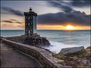 Francja, Kermorvan lighthouse, Chmury, Skały, Zachód słońca, Droga, Murek, Latarnia morska, Morze