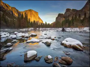 Stany Zjednoczone, Drzewa, Kalifornia, Zima, Park Narodowy Yosemite, Rzeka Merced, Ośnieżone, Góry, Kamienie