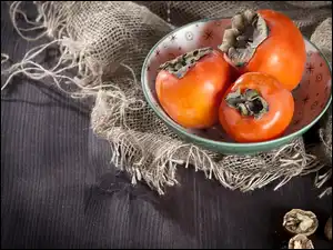 Miseczka z owocami orzechami i workiem