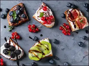 Owocowe kanapki wśród owoców